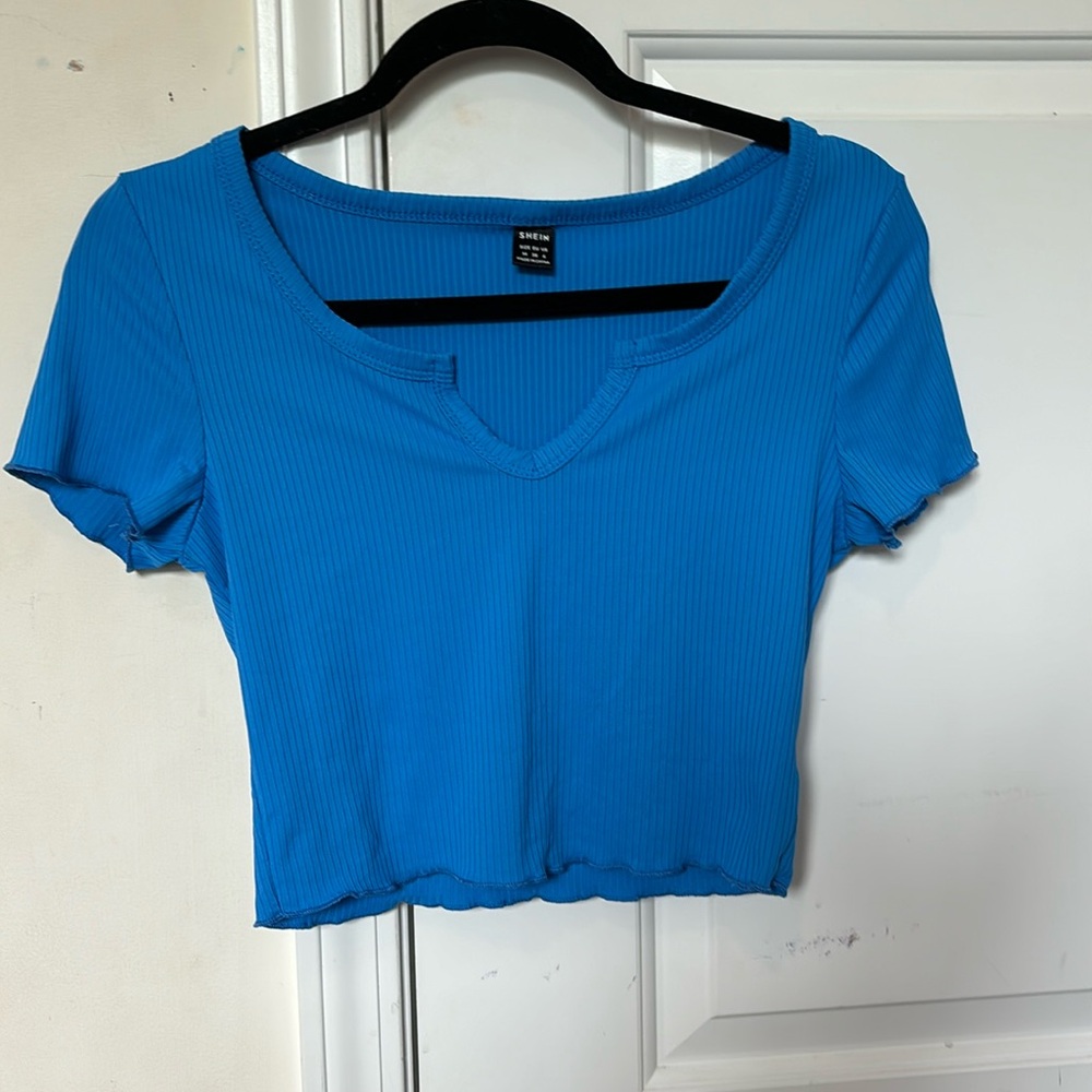 cute cropped bright blue ribbed trendy tee